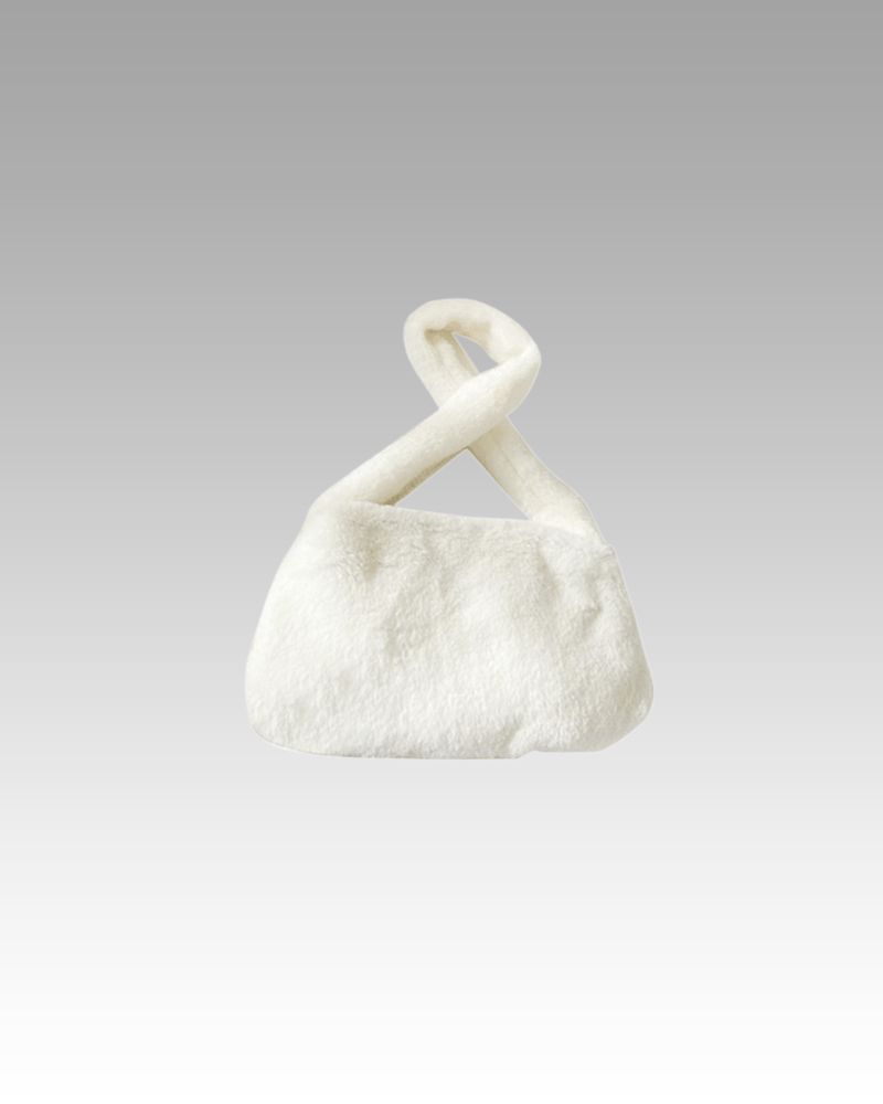 Sac à main blanc Jamie en peluche, accessoire de mode pour femmes disponible chez Izamel.