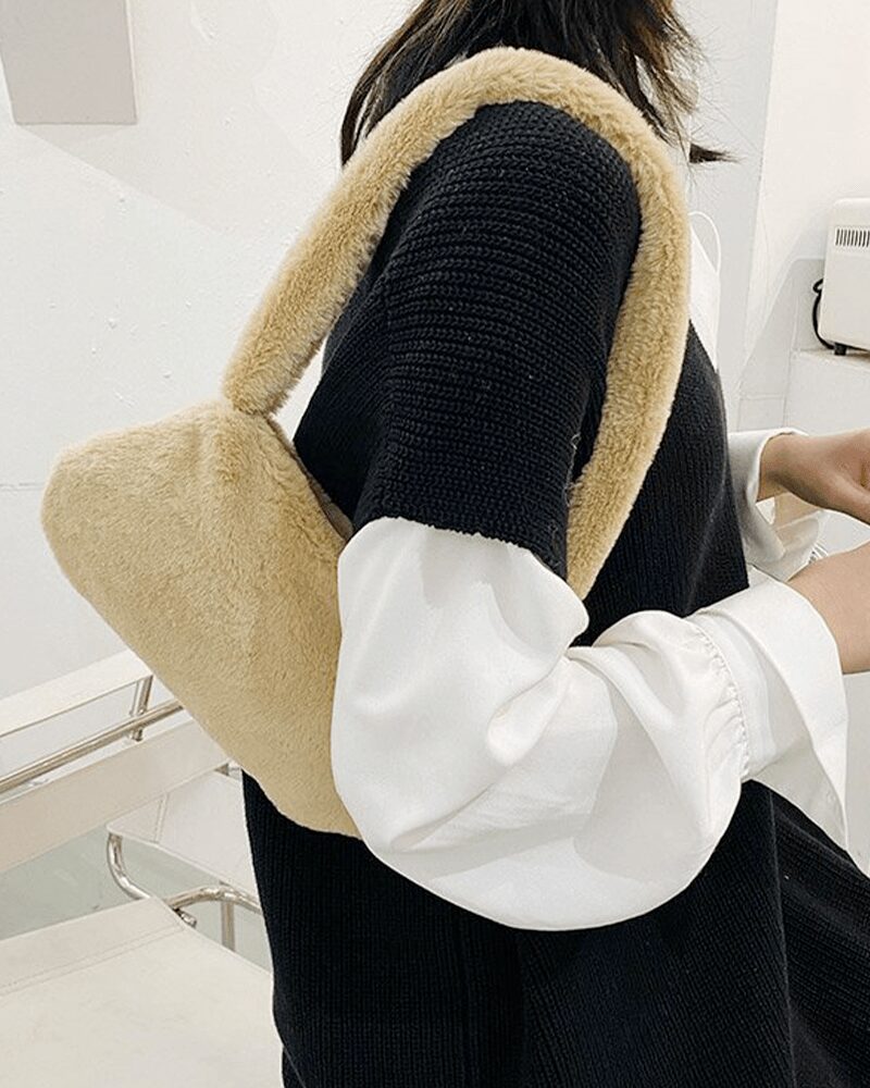 Sac à main crème Jamie en peluche, accessoire de mode pour femmes portant à l'épaule.