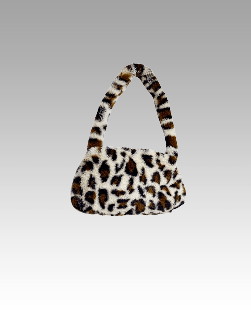 Sac à main motif léopard blanc Jamie en peluche, un accessoire audacieux pour femmes disponible chez Izamel.