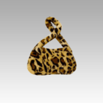 Sac à main motif léopard Jamie en peluche, un accessoire sauvage pour femmes disponible chez Izamel.