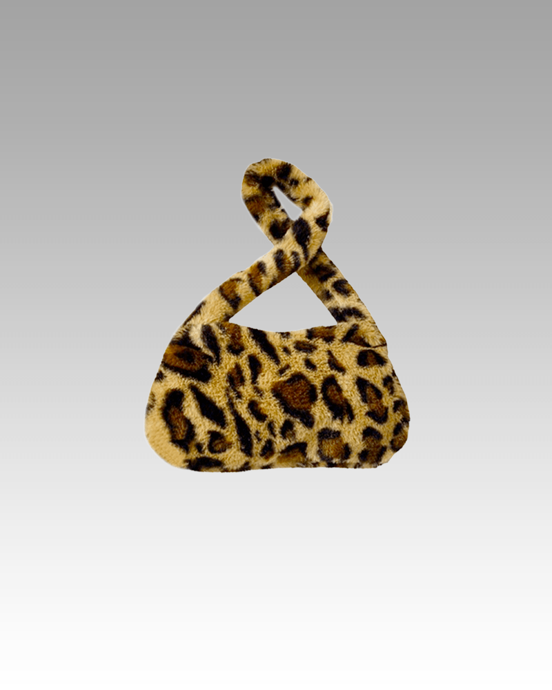 Sac à main motif léopard Jamie en peluche, un accessoire sauvage pour femmes disponible chez Izamel.