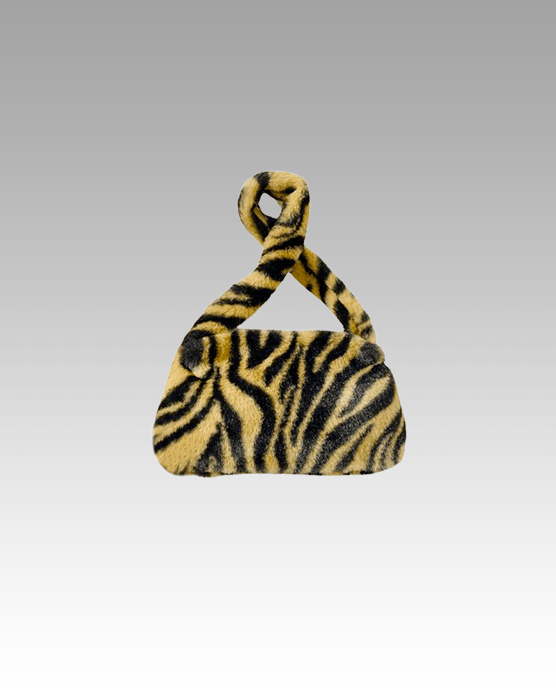 Sac à main motif zèbre caramel Jamie en peluche, un accessoire chic pour femmes disponible chez Izamel.