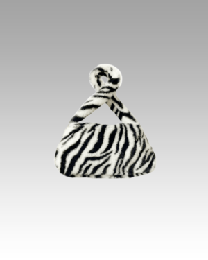 Jamie-sac-à-main-motif-zèbre-peluche-femme-boutique-Izamel Sac à main Jamie motif zèbre en peluche, un accessoire tendance pour femmes disponible chez Izamel.
