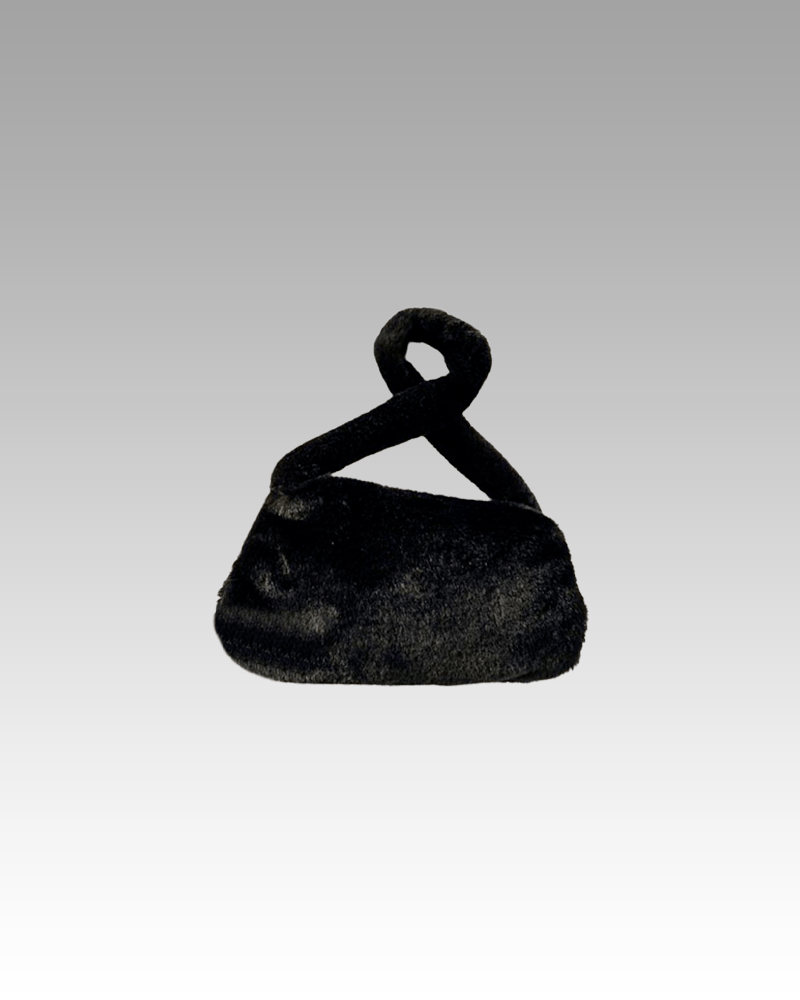 Sac à main noir Jamie d'Izamel en peluche, un accessoire de luxe pour femmes.