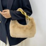 Sac à main Julie en fausse fourrure marron - Accessoire de mode élégant porté avec chic par une femme.