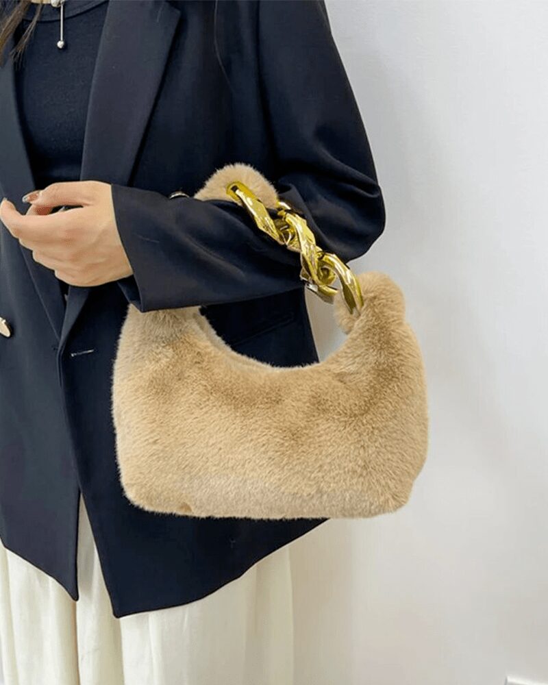 Sac à main Julie en fausse fourrure marron - Accessoire de mode élégant porté avec chic par une femme.
