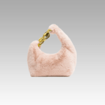 Sac à main Julie en fausse fourrure rose - Accessoire de mode tendance disponible chez Izamel Boutique pour les femmes en quête d'originalité.