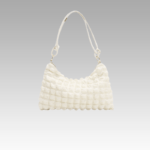 Explorez l'opulence avec le sac à main Kate blanc, une pièce d'exception disponible chez Izamel Boutique, pour les femmes qui recherchent la quintessence du style.