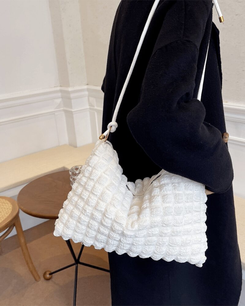 Explorez la sophistication sans effort de Kate, le sac à main fourre-tout blanc, porté avec chic sur l'épaule d'une femme, un choix incontournable pour les amatrices de style.
