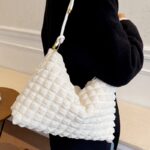 Découvrez l'élégance contemporaine de Kate, le sac à main fourre-tout blanc, magnifiquement porté sur l'épaule d'une femme, une déclaration de style raffinée.