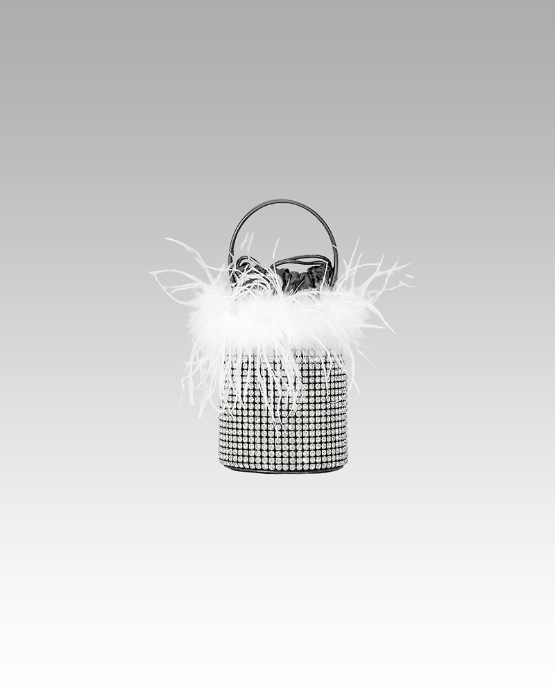 Sac à main Kendal orné de strass et de plumes blanches, un symbole d'élégance à découvrir chez Izamel.