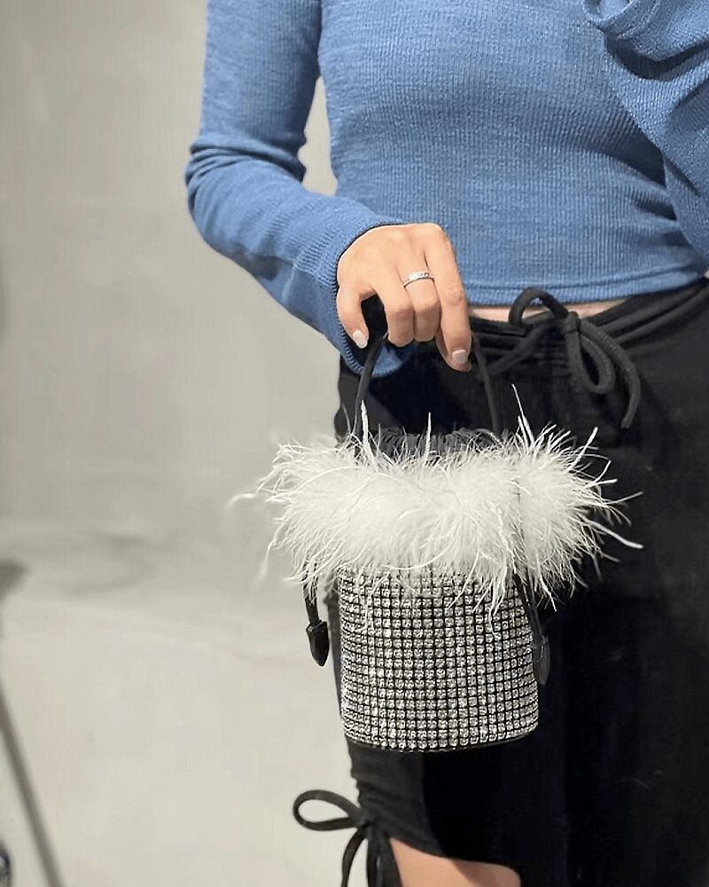 Sac à main Kendal orné de strass et de plumes blanches, l'accessoire parfait pour une touche de raffinement.