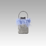 Sac à main Kendal rehaussé de strass et de plumes bleues, un accessoire chic à découvrir chez Izamel.