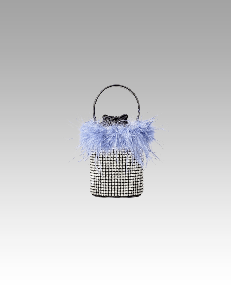 Sac à main Kendal rehaussé de strass et de plumes bleues, un accessoire chic à découvrir chez Izamel.