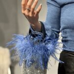 Sac à main Kendal orné de strass et de plumes bleues, le compagnon idéal pour une allure élégante.