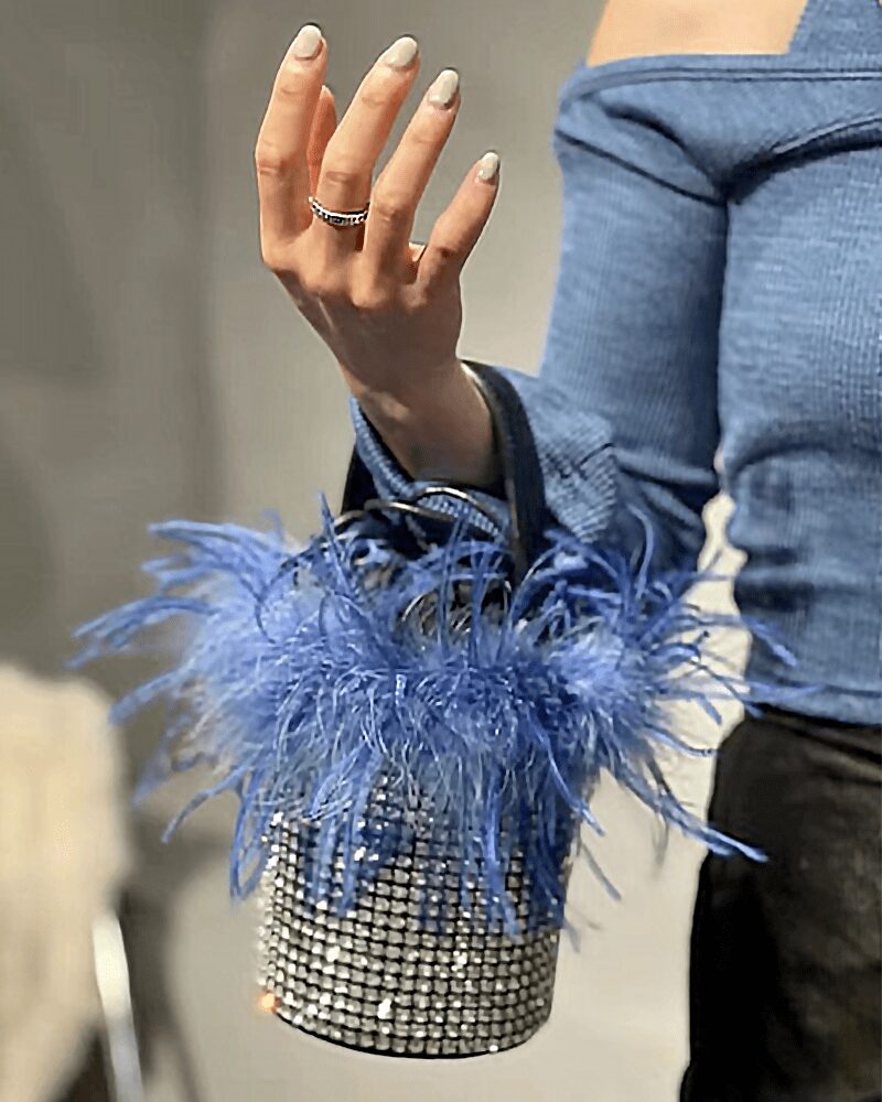 Sac à main Kendal orné de strass et de plumes bleues, le compagnon idéal pour une allure élégante.
