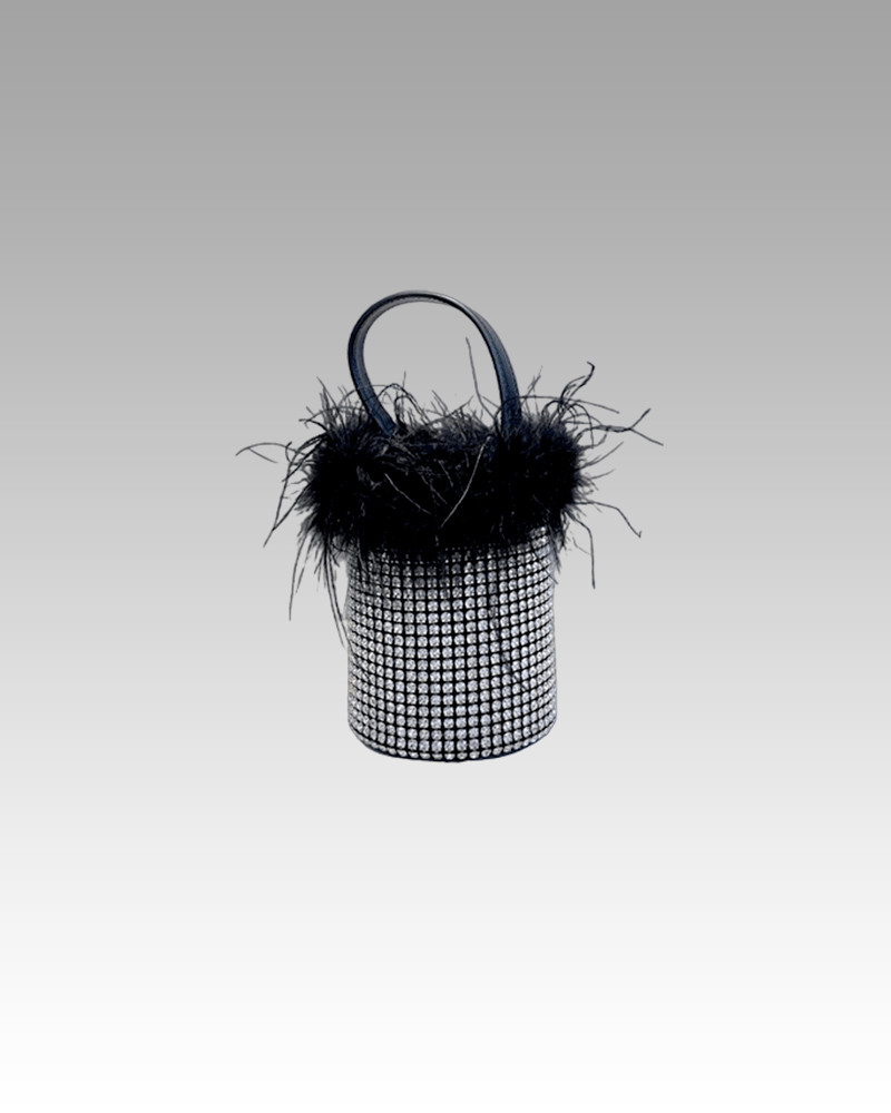 Sac à main Kendal orné de strass et de plumes noires, un must-have disponible chez Izamel pour une allure sophistiquée.