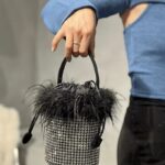 Sac à main Kendal orné de strass et de plumes noires, l'accessoire parfait pour une allure sophistiquée.