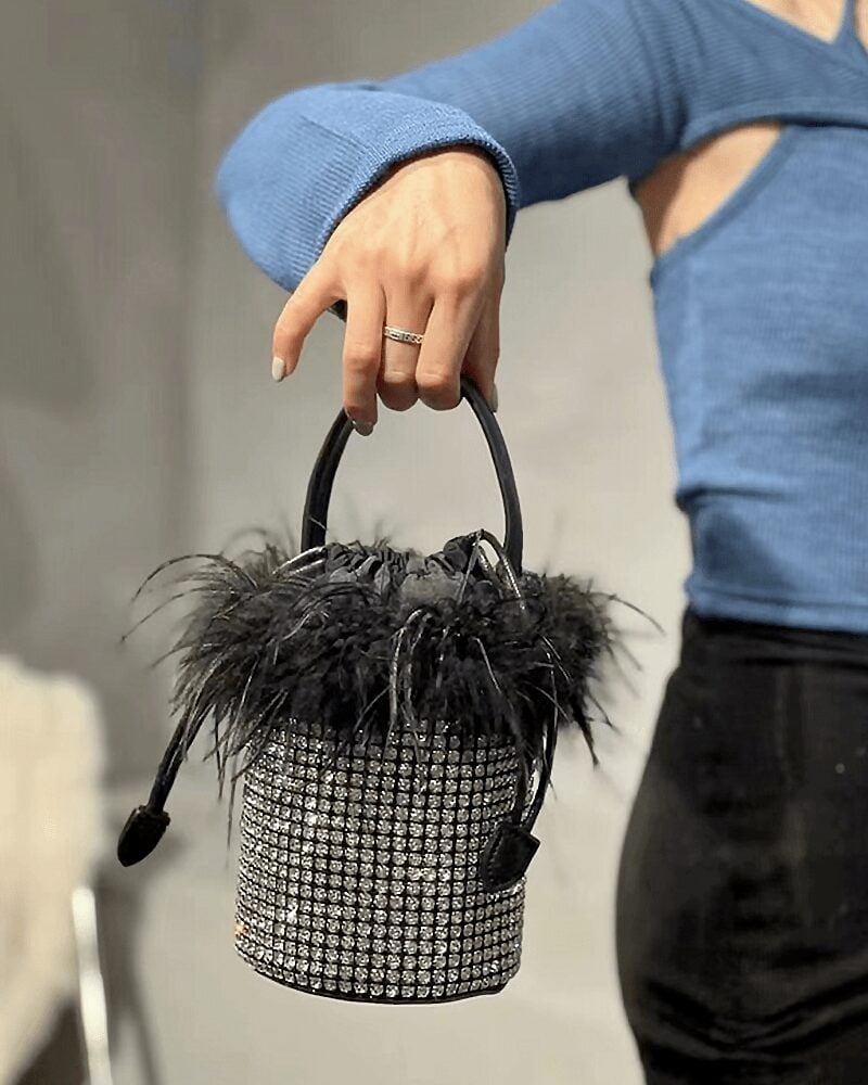 Sac à main Kendal orné de strass et de plumes noires, l'accessoire parfait pour une allure sophistiquée.