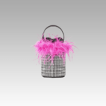 Sac à main Kendal orné de strass et de plumes rose, un accessoire glamour à découvrir chez Izamel.