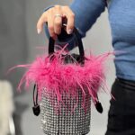 Sac à main Kendal avec strass et plumes roses, le symbole d'un style sophistiqué.