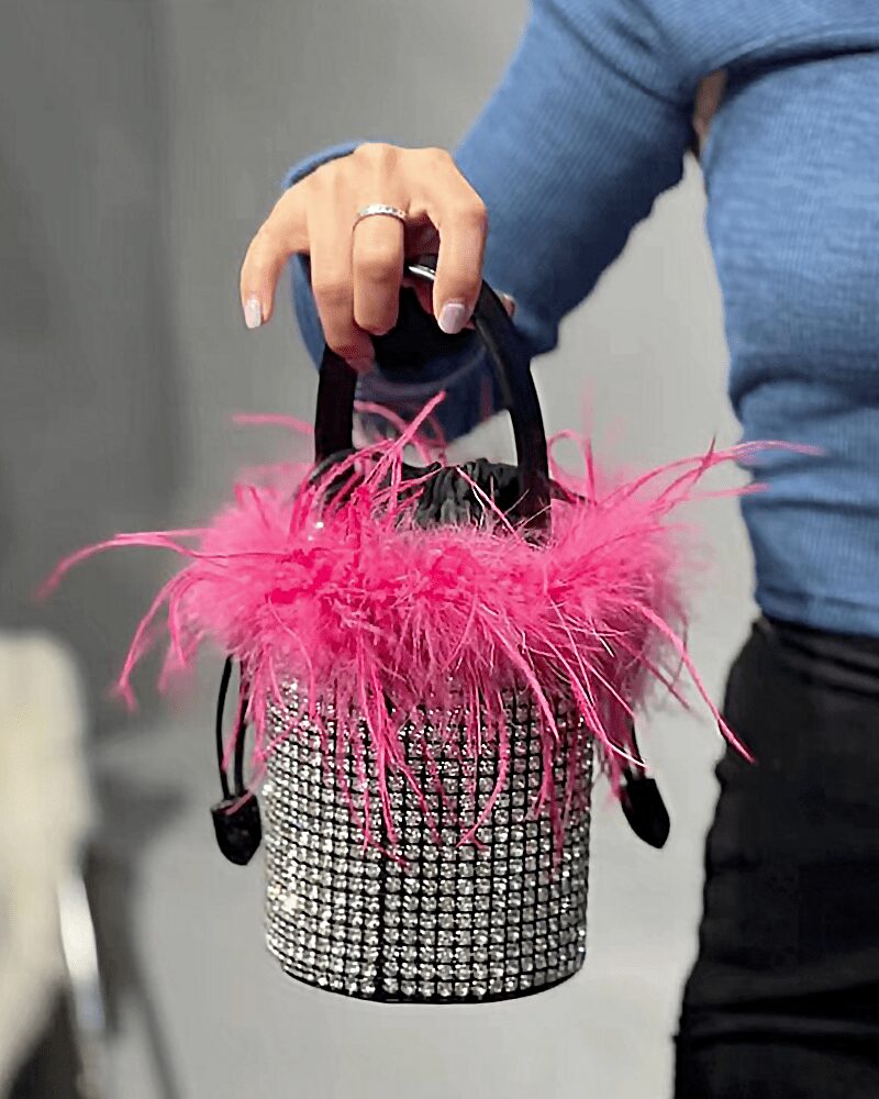 Sac à main Kendal avec strass et plumes roses, le symbole d'un style sophistiqué.