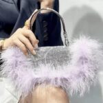Kylie sac à main strass plume lila femme tenant main.