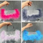 Sac à main Kylie : strass et plumes colorées.