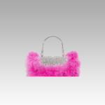 Une touche de douceur avec le sac à main Kylie, orné de strass et de plumes roses, disponible dès maintenant dans la boutique Izamel pour sublimer le style féminin.