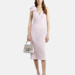 Sac à main blanc Lindsey en velours, accessoire chic pour femmes, tenu en main.