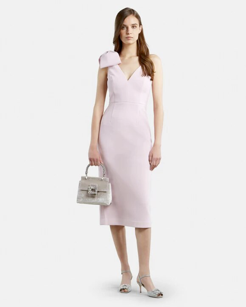 Sac à main blanc Lindsey en velours, accessoire chic pour femmes, tenu en main.