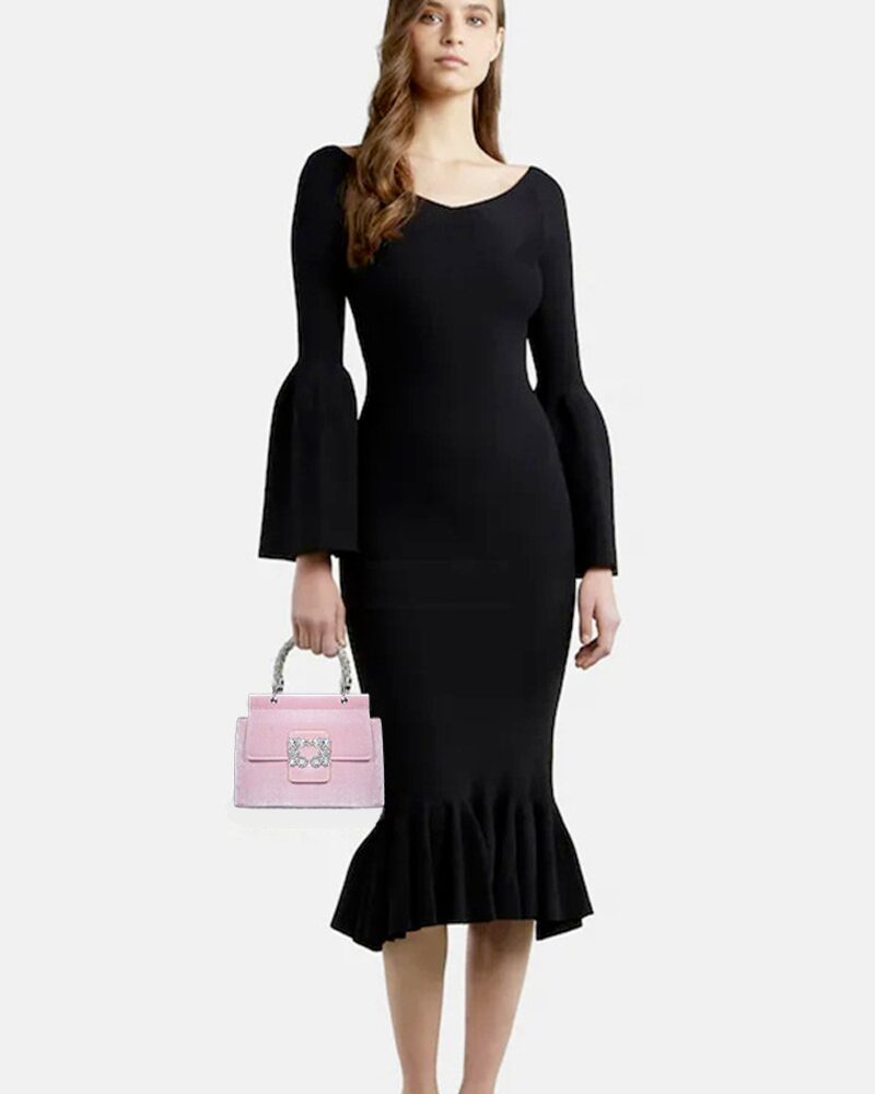 Affirmez votre style avec le sac à main Lindsey rose en velours, tenu avec grâce par une femme.