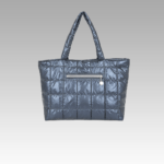 Femme arborant le sac à main matelassé bleu Meryl, disponible chez Izamel Boutique.