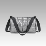 Femmes portant le sac à main matelassé Nelly couleur argenté dans une boutique Izamel.