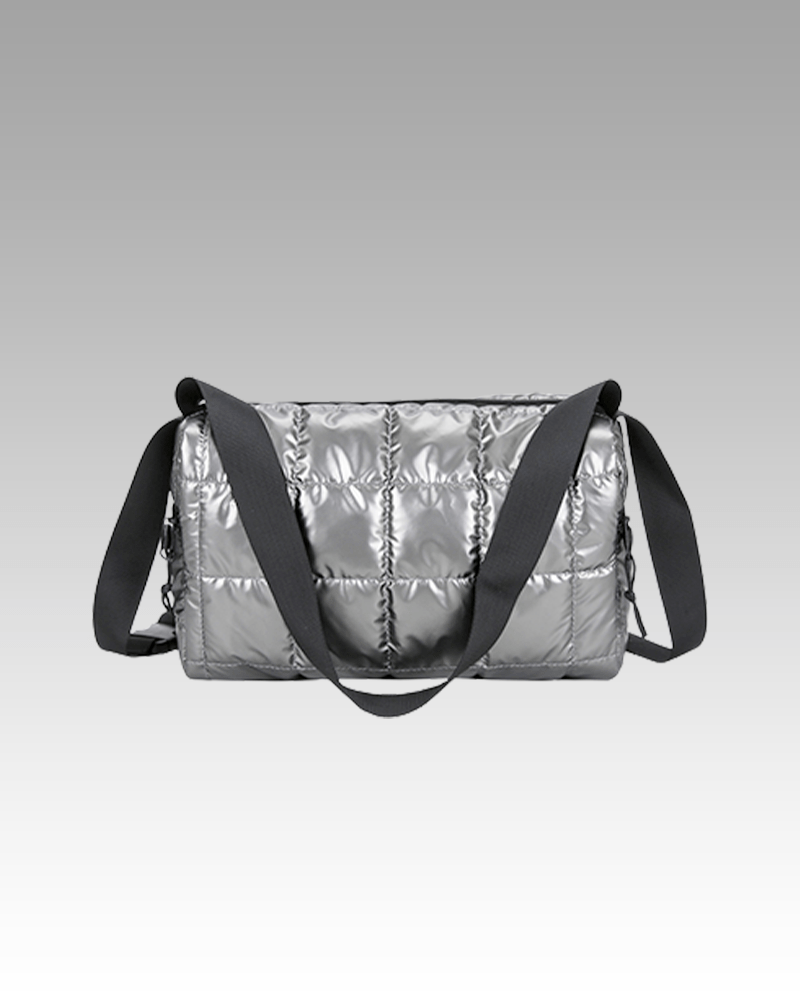 Femmes portant le sac à main matelassé Nelly couleur argenté dans une boutique Izamel.
