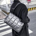 Éclat métallique : le sac à main matelassé Nelly argenté, l'accessoire parfait pour une allure sophistiquée.