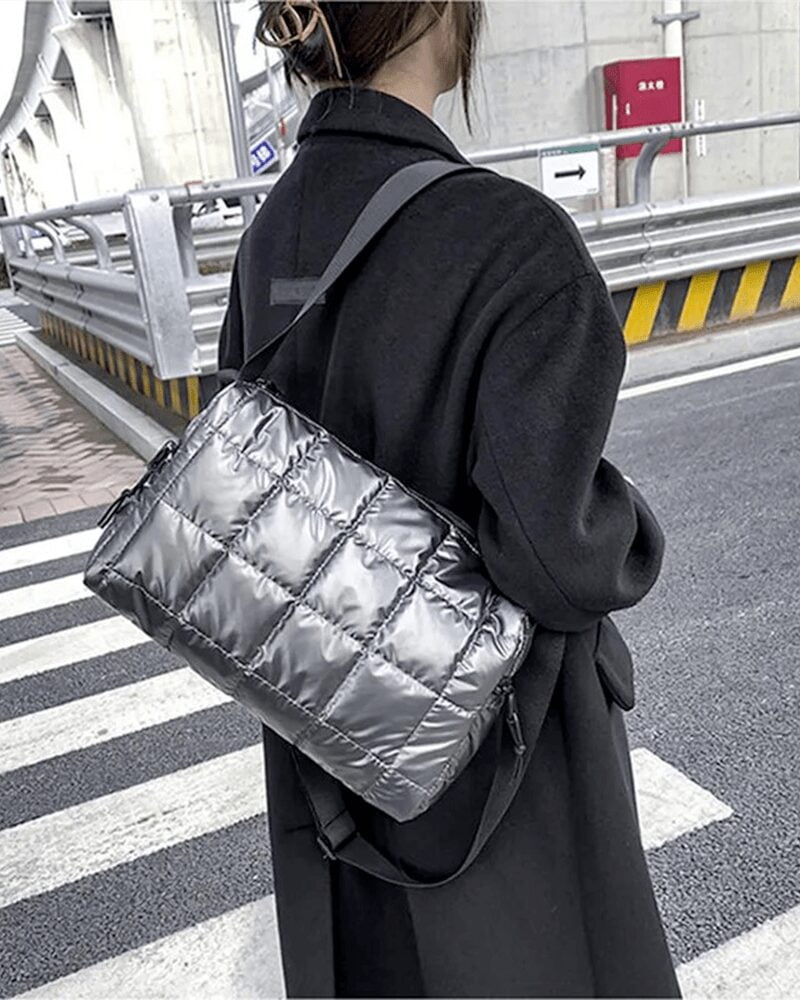 Éclat métallique : le sac à main matelassé Nelly argenté, l'accessoire parfait pour une allure sophistiquée.