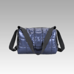 Élégance en bleu : le sac à main matelassé Nelly chez Izamel, une touche de sophistication.