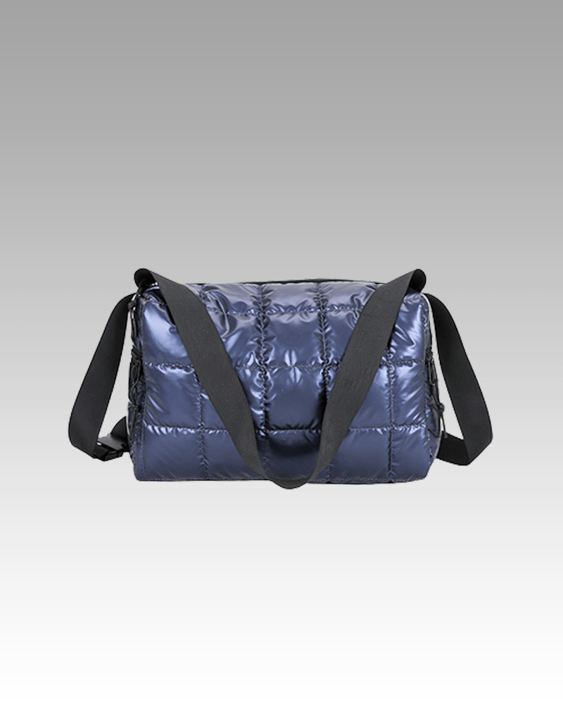 Élégance en bleu : le sac à main matelassé Nelly chez Izamel, une touche de sophistication.