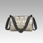 Femmes portant le sac à main Nelly matelassé couleur champagne dans une boutique Izamel.