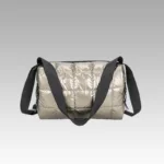Femmes portant le sac à main Nelly matelassé couleur champagne dans une boutique Izamel.