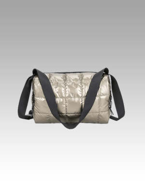 Femmes portant le sac à main Nelly matelassé couleur champagne dans une boutique Izamel.