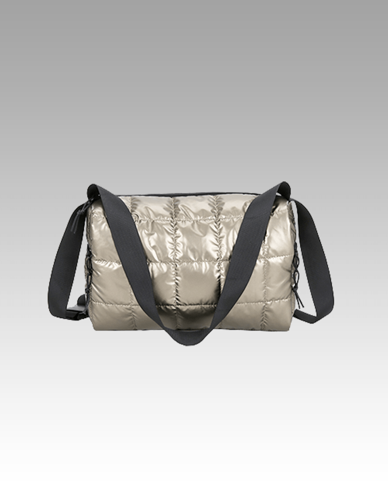 Femmes portant le sac à main Nelly matelassé couleur champagne dans une boutique Izamel.