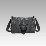 Femmes portant le sac à main matelassé noir Nelly dans une boutique Izamel.