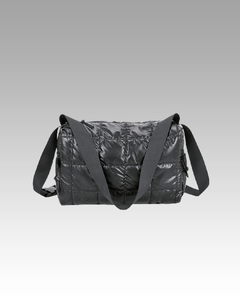 Femmes portant le sac à main matelassé noir Nelly dans une boutique Izamel.