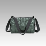 Femmes portant le sac à main matelassé vert Nelly dans une boutique Izamel.