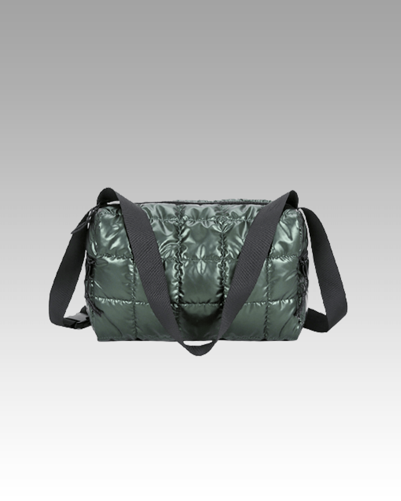 Femmes portant le sac à main matelassé vert Nelly dans une boutique Izamel.