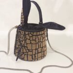 Sac à main Priscilla bicolore Champagne noir motif crocodile strass mise en situation.