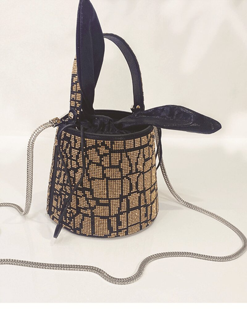 Sac à main Priscilla bicolore Champagne noir motif crocodile strass mise en situation.