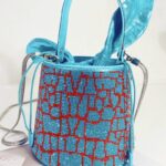 Sac à main Priscilla bicolore bleu rouge motif crocodile strass mise en situation.
